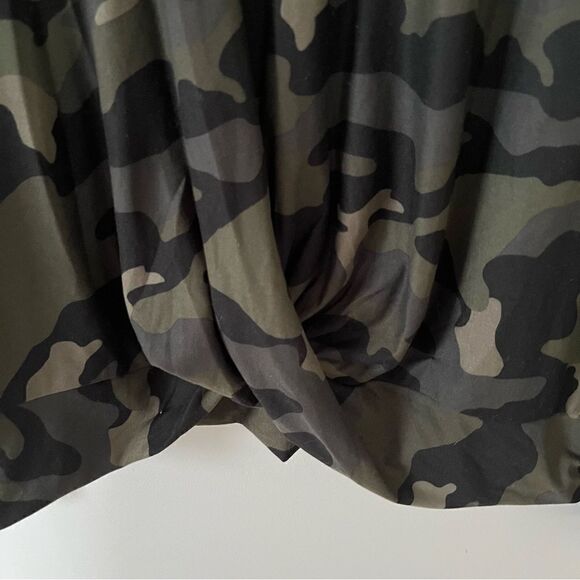 Old Navy Camo Activewear Long Sleeve T-shirt - Picture 3 of 6